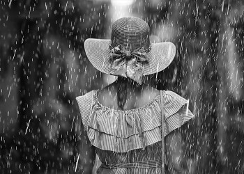 Κοπέλα στην βροχή