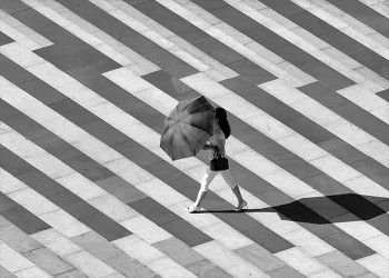Πανοραμική λήψη με μια γυναίκα με ομπρέλα