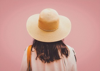 Κοπέλα με ψάθινο καπέλο