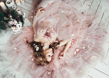 Κοπέλα με ροζ φόρεμα