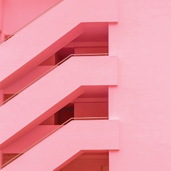 Ροζ πολυκατοικία με σκάλες