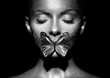 Πορτρέτο γυναίκας με πεταλούδα