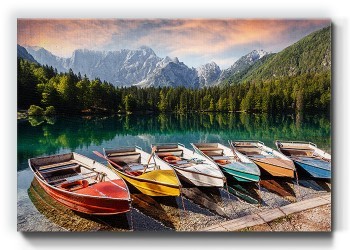 Λίμνη με πολύχρωμες βάρκες
