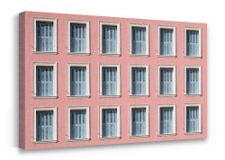 Παραθυρόφυλλα σε ροζ τοίχο