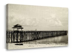 Ξύλινος διάδρομος στη θάλασσα