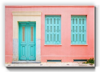 Χρωματιστά παράθυρα σε τοίχο