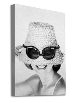 Γυναίκα με ψάθινο καπέλο