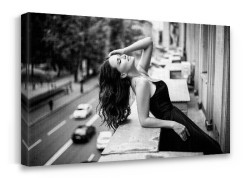 Γυναίκα στο μπαλκόνι