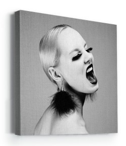 Γυναίκα με έντονες βλεφαρίδες