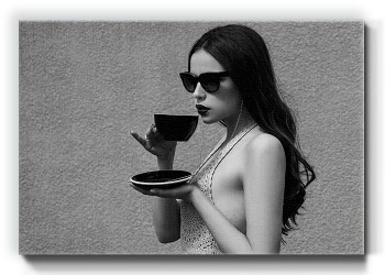 Στυλάτη κοπέλα πίνει καφέ