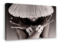 Μοντέλο με λευκό καπέλο