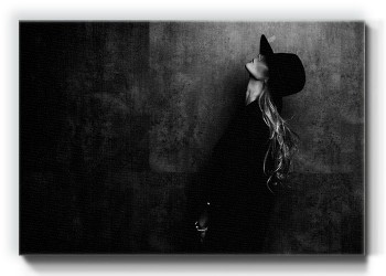 Ξανθιά κοπέλα με μαύρο καπέλο
