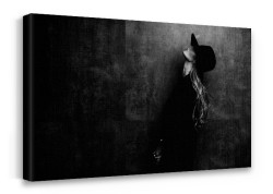 Ξανθιά κοπέλα με μαύρο καπέλο