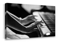 Γυναίκα παίζει πιάνο