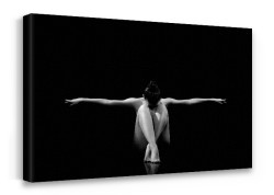 Κοπέλα με τεντωμένα χέρια