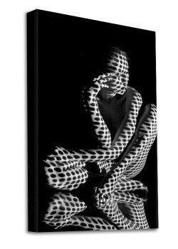 Γυμνό μοντέλο με πουά σκιές