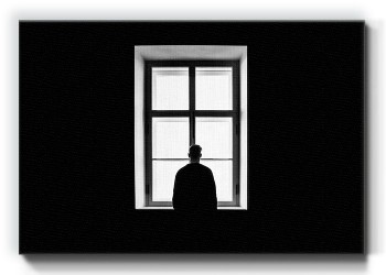 Άντρας μπροστά στο παράθυρο