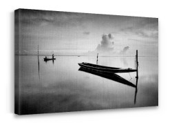 Πιρόγα στην ήρεμη θάλασσα