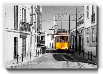Κίτρινο τραμ στη πόλη