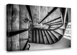 Σκάλα με ξύλινα σκαλοπάτια