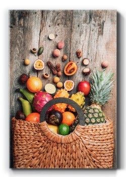 Φρούτα σε ψάθινη τσάντα