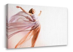 Γυναίκα με αέρινο φόρεμα