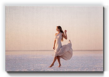 Γυναίκα με λευκό φόρεμα