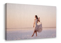 Γυναίκα με λευκό φόρεμα