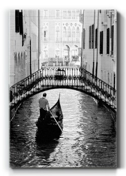Γόνδολα σε κανάλι Βενετίας