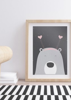 Αρκούδα με στέκα-καρδιές