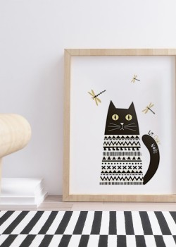 Μαύρη γάτα με πουλόβερ