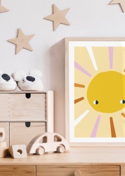 Κίτρινος ήλιος με πολύχρωμες ακτίδες