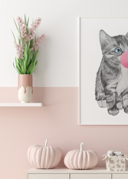 Γκρι γατάκι με ροζ φούσκα