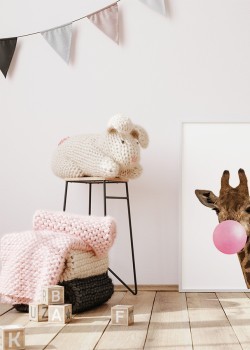 Καμηλοπάρδαλη με ροζ τσιχλόφουσκα