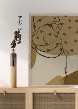 Γυναίκα με σκουφί και γυαλιά σε καφέ φόντο