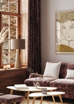 Όμορφη γυναίκα σε καφέ αποχρώσεις