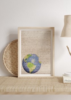 Έγχρωμη υδρόγειος σε καφέ φόντο