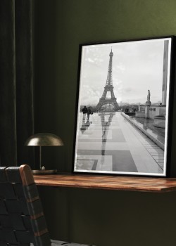 Βρεγμένος πεζόδρομος στον πύργο του Άιφελ