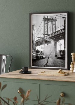 Μπαλαρίνα που χορεύει κάτω από την γέφυρα