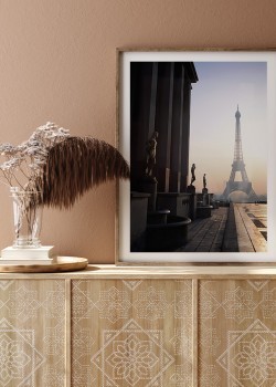 Λήψη με φόντο τον πύργο του Άιφελ