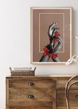 Γυναικεία χέρια με κόκκινα τριαντάφυλλα