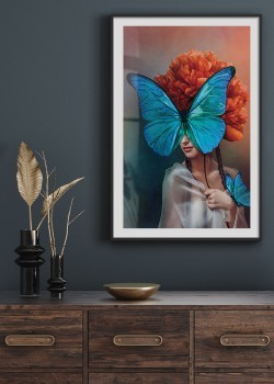 Κορίτσι με μια μπλε πεταλούδα στο πρόσωπό της