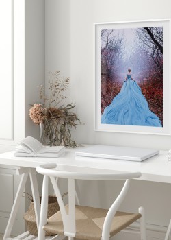 Ξανθιά κοπέλα με εκθαμβωτικό γαλάζιο φόρεμα