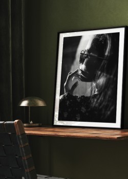 Προφίλ μιας κοπέλας με γυαλιά ηλίου