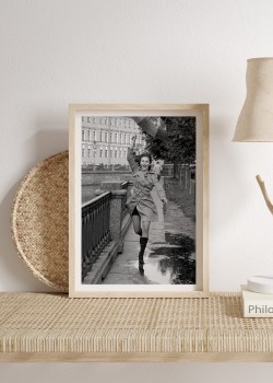 Κοπέλα με καμπαρτίνα και ομπρέλα