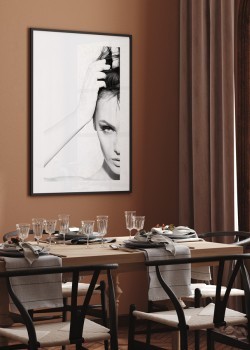 Γυναίκα που τραβάει τα μαλλιά της