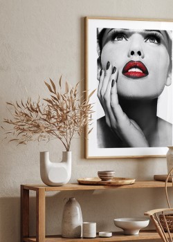 Κοπέλα με κόκκινα χείλη