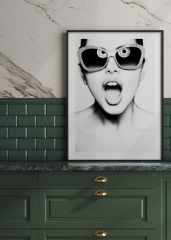 Γυναίκα με γυαλιά και με ανοιχτό το στόμα