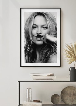 Kate Moss με μουστάκι