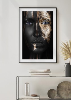 Πορτρέτο γυναίκας με χρυσές λεπτομέρειες